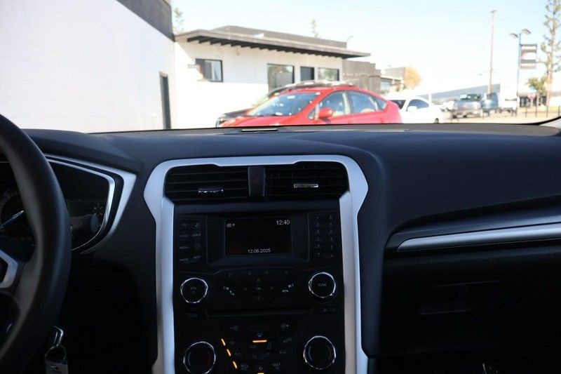 Ford Fusion Vehicle Full-screen Gallery Image 30