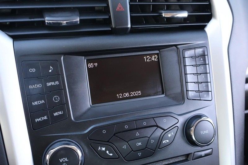 Ford Fusion Vehicle Full-screen Gallery Image 31