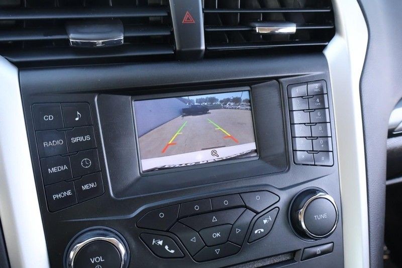 Ford Fusion Vehicle Full-screen Gallery Image 32