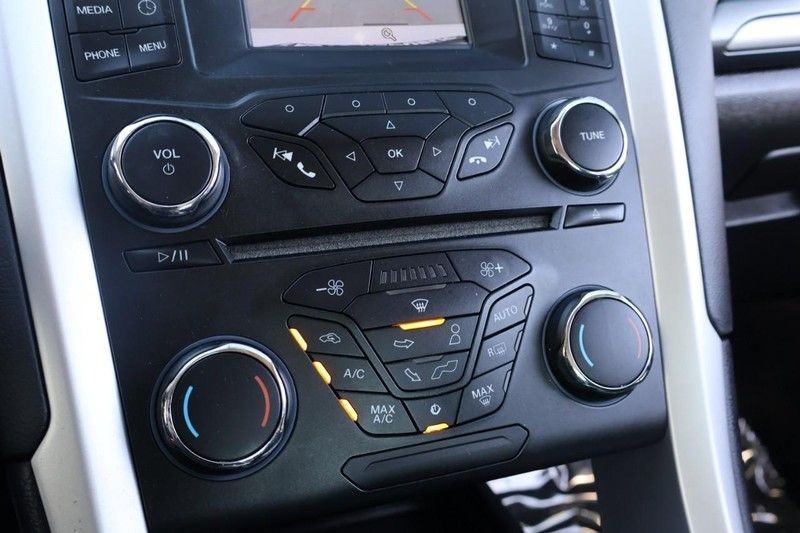 Ford Fusion Vehicle Full-screen Gallery Image 33