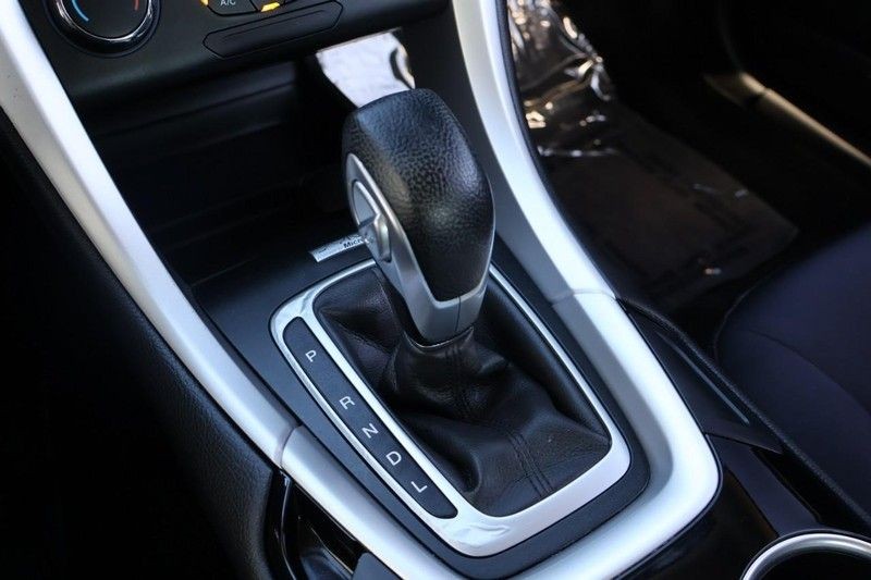 Ford Fusion Vehicle Full-screen Gallery Image 34