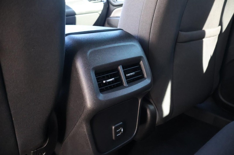 Chevrolet Equinox Vehicle Full-screen Gallery Image 24