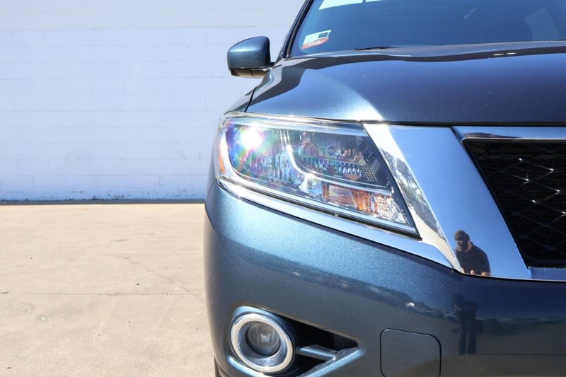 Nissan Pathfinder Vehicle Full-screen Gallery Image 03