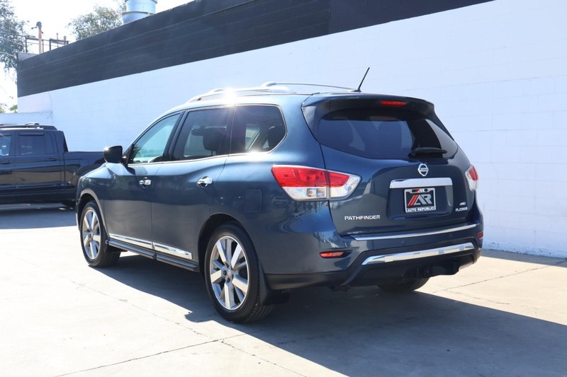 Nissan Pathfinder Vehicle Full-screen Gallery Image 11