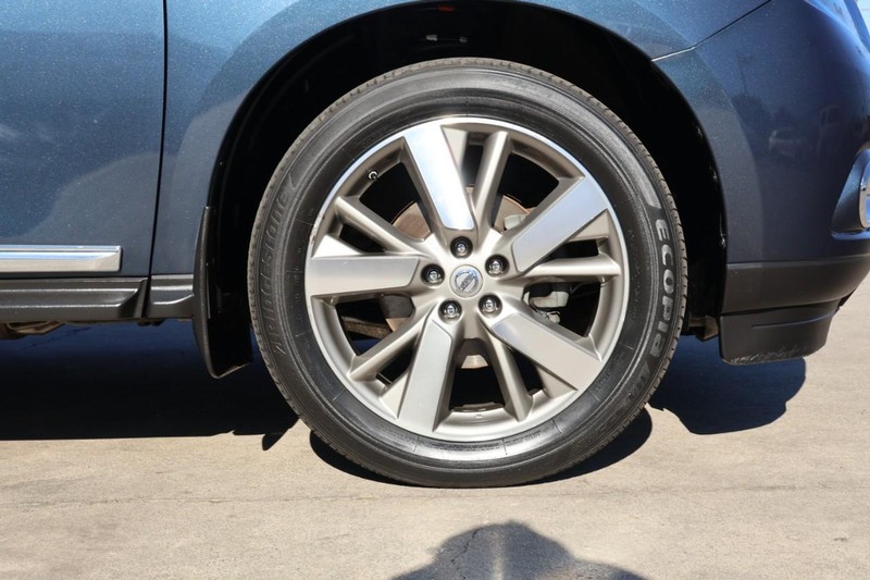 Nissan Pathfinder Vehicle Full-screen Gallery Image 15