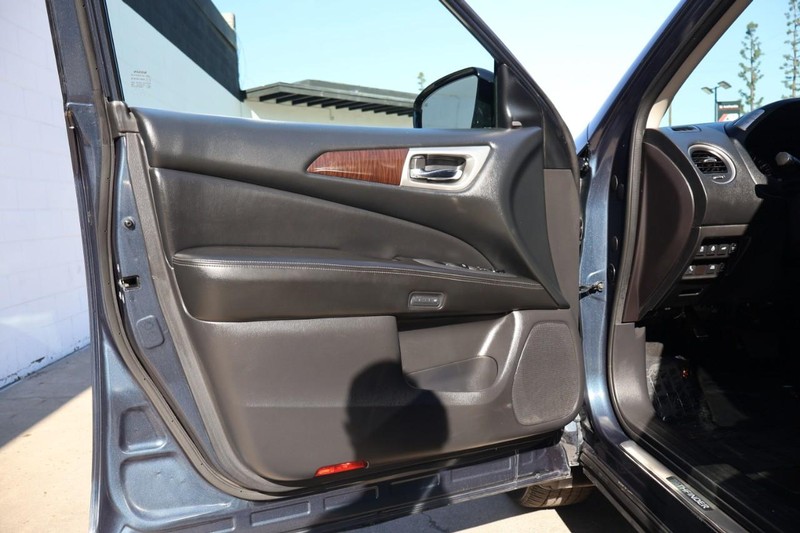 Nissan Pathfinder Vehicle Full-screen Gallery Image 16