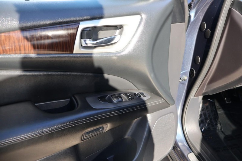 Nissan Pathfinder Vehicle Full-screen Gallery Image 17