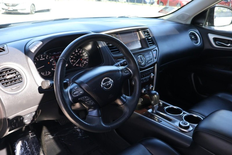 Nissan Pathfinder Vehicle Full-screen Gallery Image 18