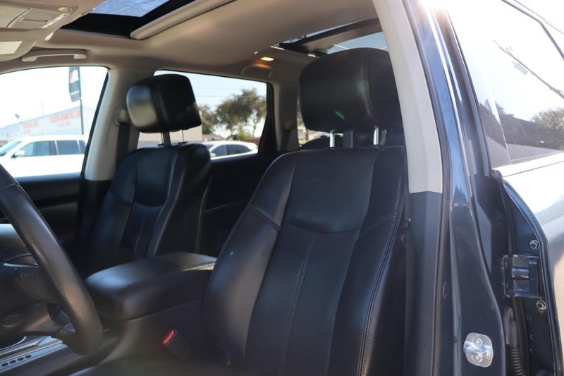 Nissan Pathfinder Vehicle Full-screen Gallery Image 19