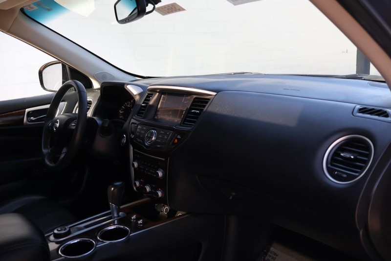 Nissan Pathfinder Vehicle Full-screen Gallery Image 22