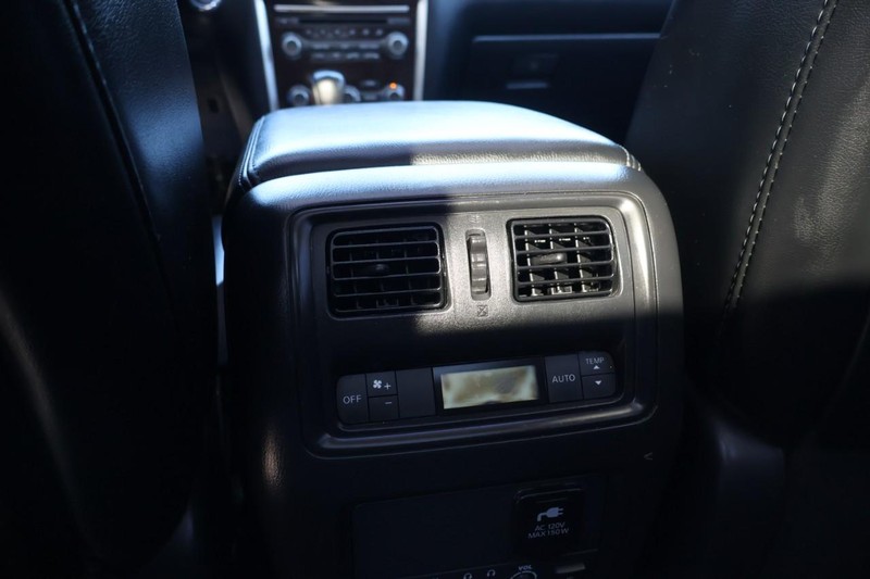 Nissan Pathfinder Vehicle Full-screen Gallery Image 24