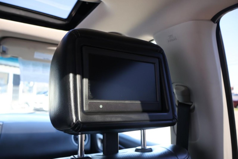 Nissan Pathfinder Vehicle Full-screen Gallery Image 25