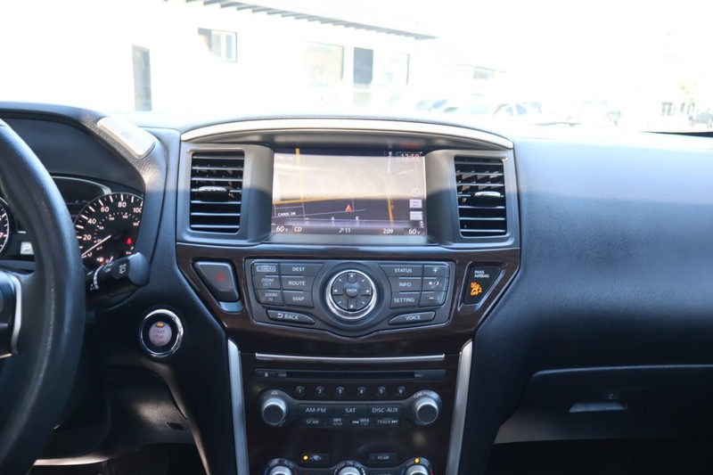 Nissan Pathfinder Vehicle Full-screen Gallery Image 32