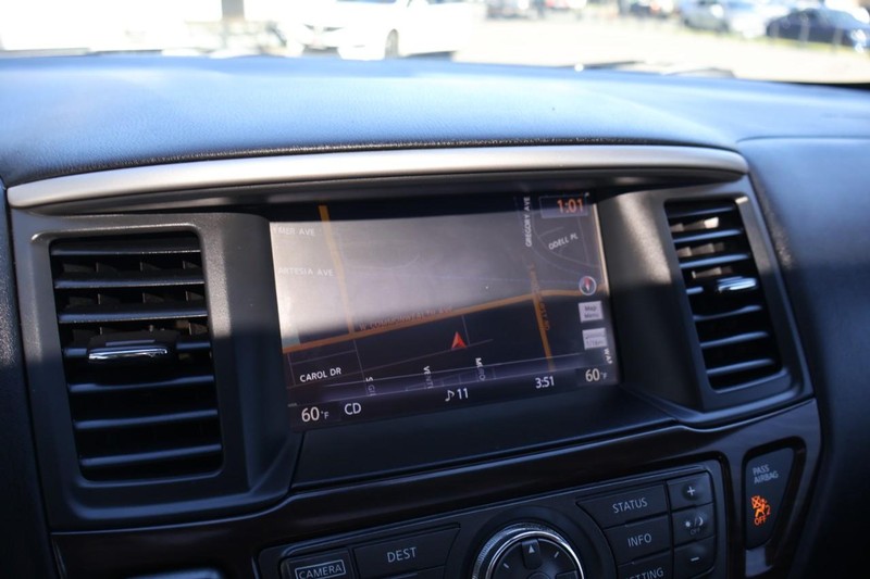 Nissan Pathfinder Vehicle Full-screen Gallery Image 33