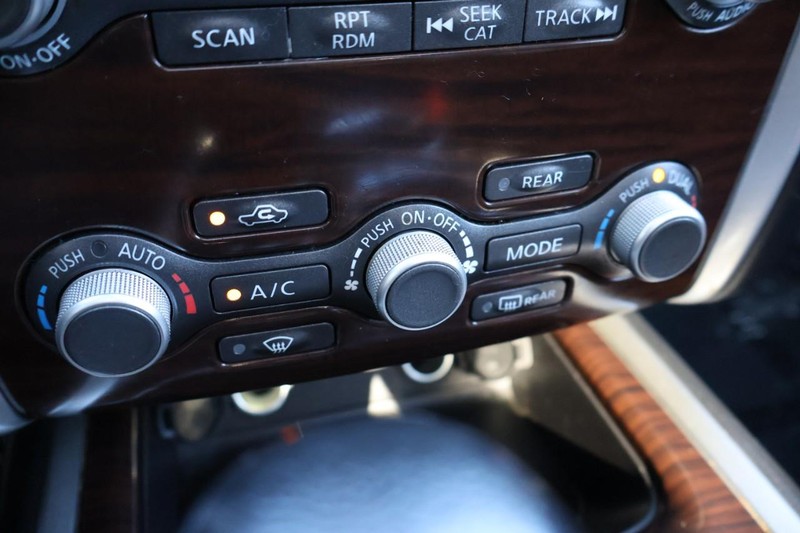 Nissan Pathfinder Vehicle Full-screen Gallery Image 36