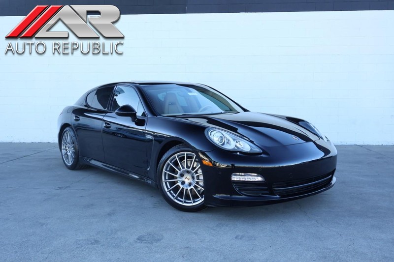 Porsche Panamera Vehicle Full-screen Gallery Image 01