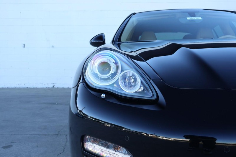 Porsche Panamera Vehicle Full-screen Gallery Image 03