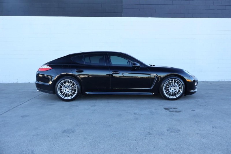 Porsche Panamera Vehicle Full-screen Gallery Image 04