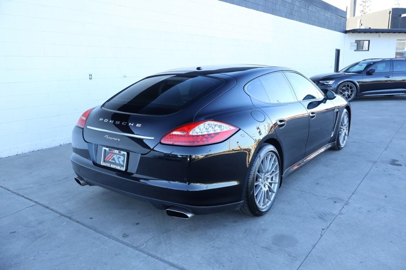 Porsche Panamera Vehicle Full-screen Gallery Image 05