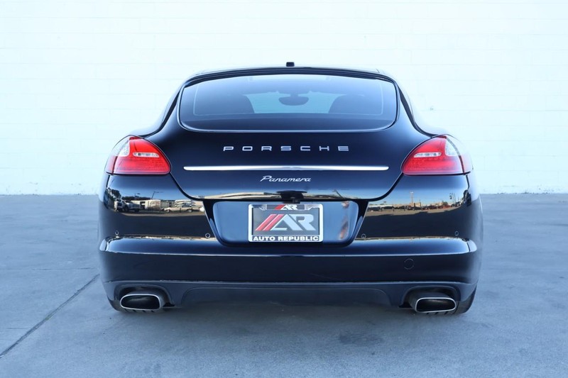 Porsche Panamera Vehicle Full-screen Gallery Image 06