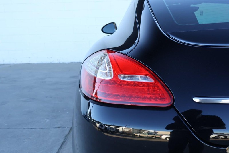 Porsche Panamera Vehicle Full-screen Gallery Image 07