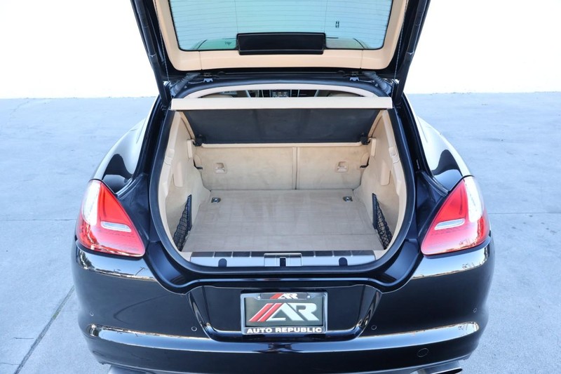 Porsche Panamera Vehicle Full-screen Gallery Image 09