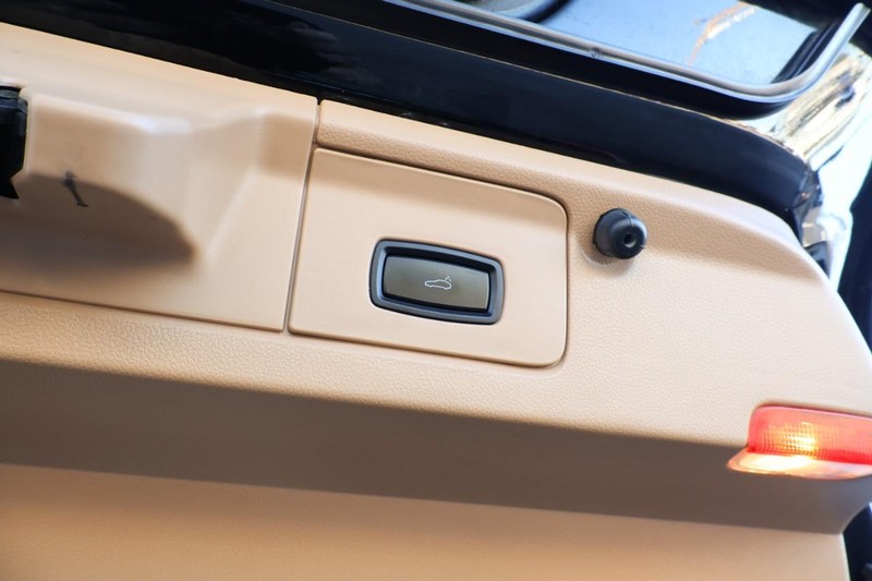 Porsche Panamera Vehicle Full-screen Gallery Image 10