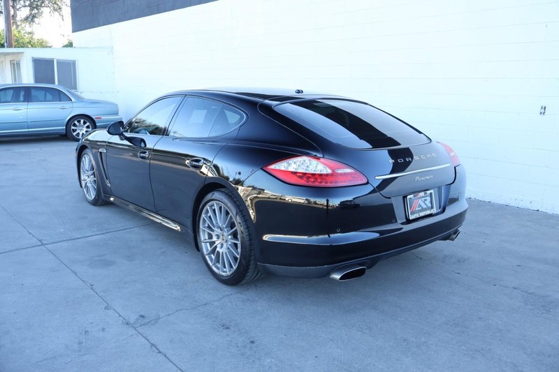 Porsche Panamera Vehicle Full-screen Gallery Image 11