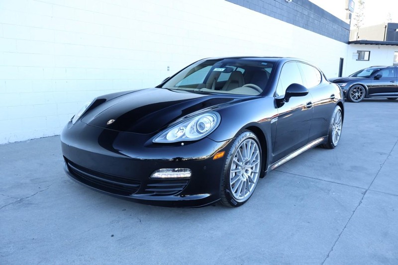 Porsche Panamera Vehicle Full-screen Gallery Image 13