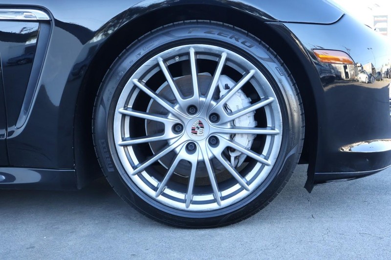 Porsche Panamera Vehicle Full-screen Gallery Image 15