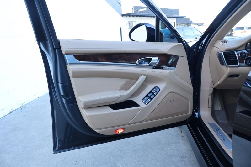 Porsche Panamera Vehicle Full-screen Gallery Image 16