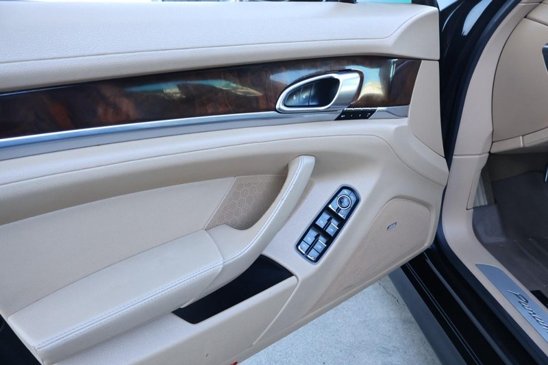 Porsche Panamera Vehicle Full-screen Gallery Image 17
