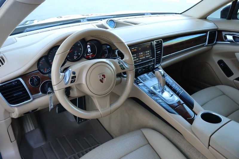 Porsche Panamera Vehicle Full-screen Gallery Image 18