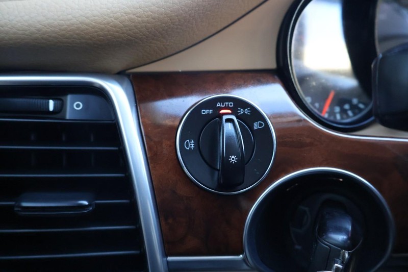 Porsche Panamera Vehicle Full-screen Gallery Image 19