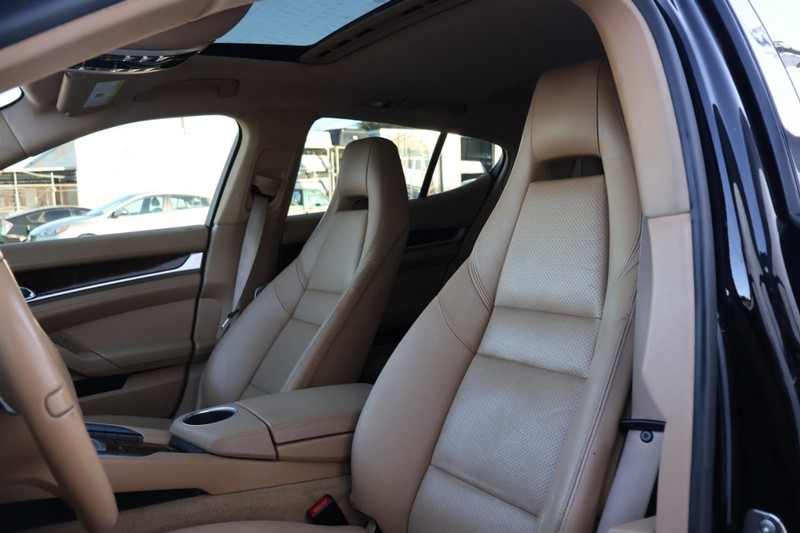 Porsche Panamera Vehicle Full-screen Gallery Image 21