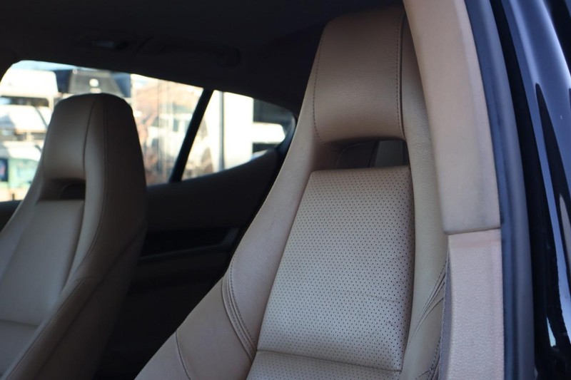 Porsche Panamera Vehicle Full-screen Gallery Image 22