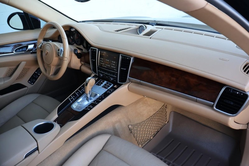 Porsche Panamera Vehicle Full-screen Gallery Image 23