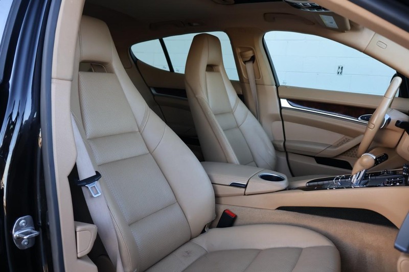 Porsche Panamera Vehicle Full-screen Gallery Image 24