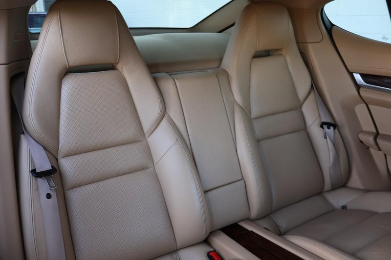 Porsche Panamera Vehicle Full-screen Gallery Image 25