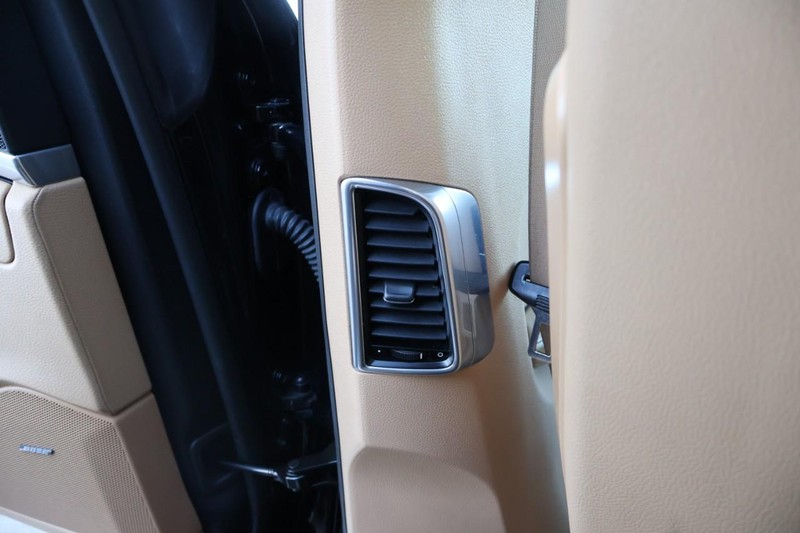 Porsche Panamera Vehicle Full-screen Gallery Image 26