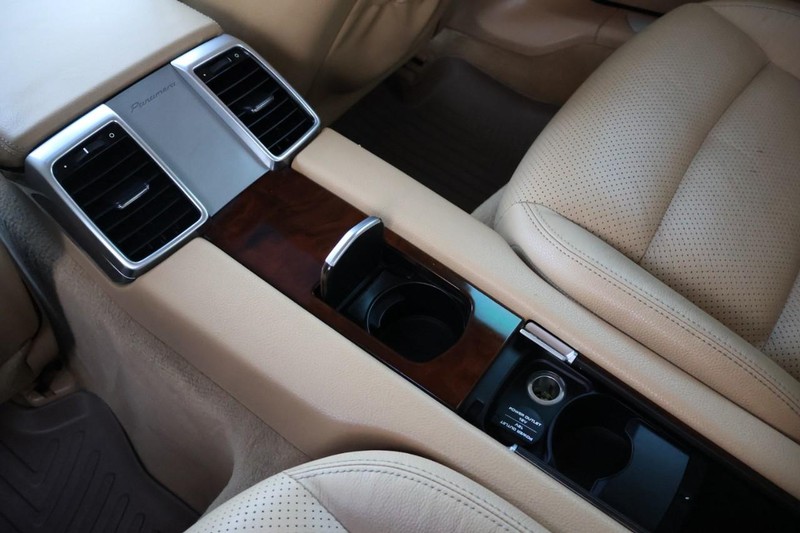 Porsche Panamera Vehicle Full-screen Gallery Image 27