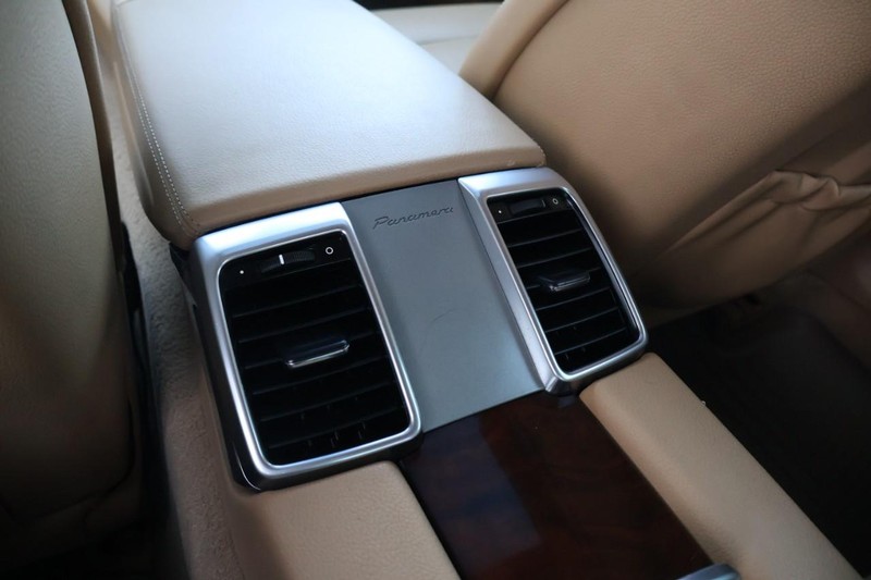 Porsche Panamera Vehicle Full-screen Gallery Image 28