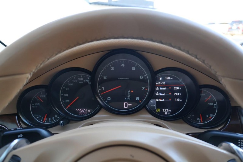 Porsche Panamera Vehicle Full-screen Gallery Image 30
