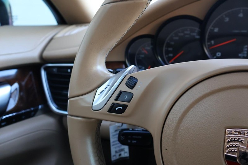 Porsche Panamera Vehicle Full-screen Gallery Image 33