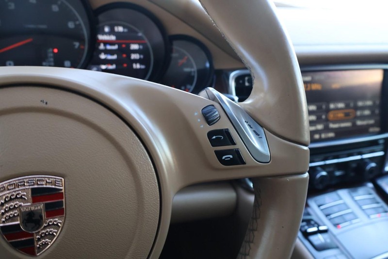 Porsche Panamera Vehicle Full-screen Gallery Image 34