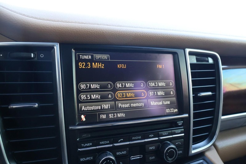 Porsche Panamera Vehicle Full-screen Gallery Image 36