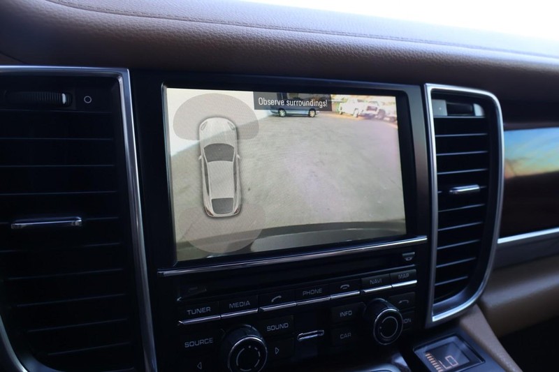 Porsche Panamera Vehicle Full-screen Gallery Image 37