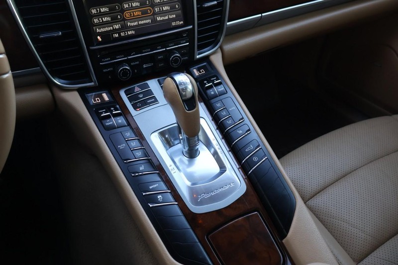 Porsche Panamera Vehicle Full-screen Gallery Image 38