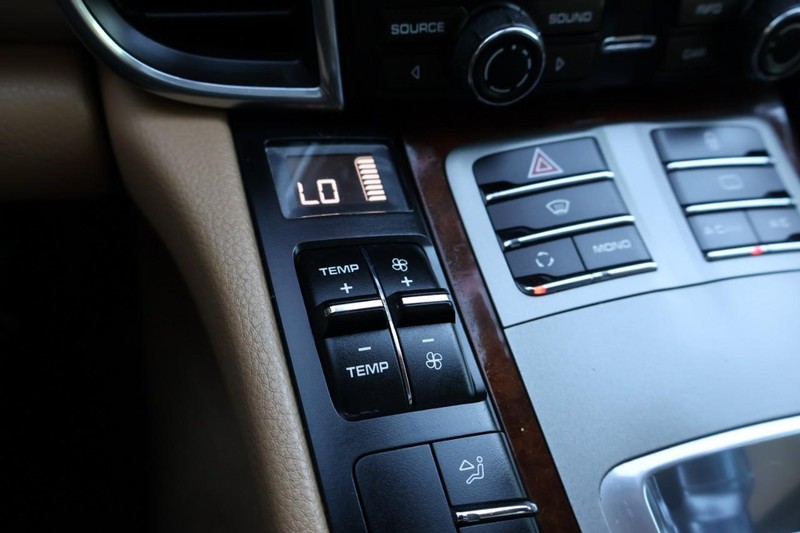 Porsche Panamera Vehicle Full-screen Gallery Image 39