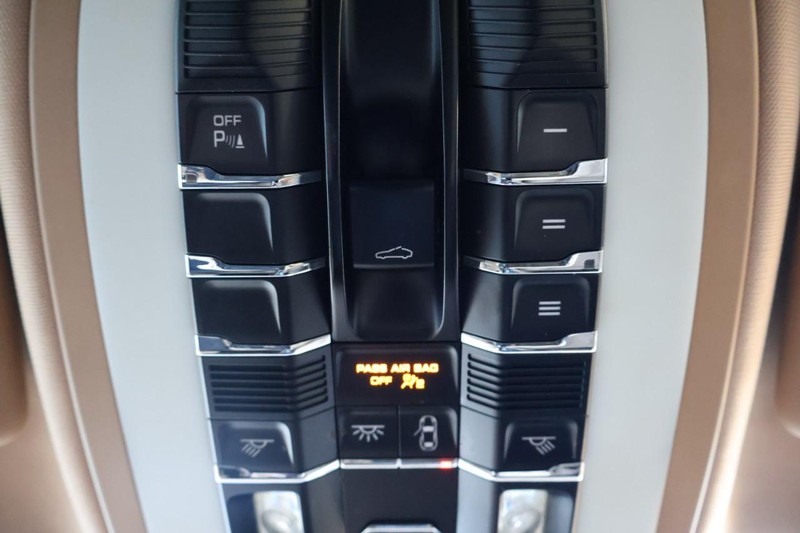 Porsche Panamera Vehicle Full-screen Gallery Image 41